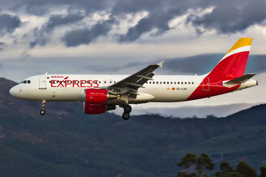 Auto con la guida autonoma, ma a Roma facciamo decollare gli aerei spingendoli a mano