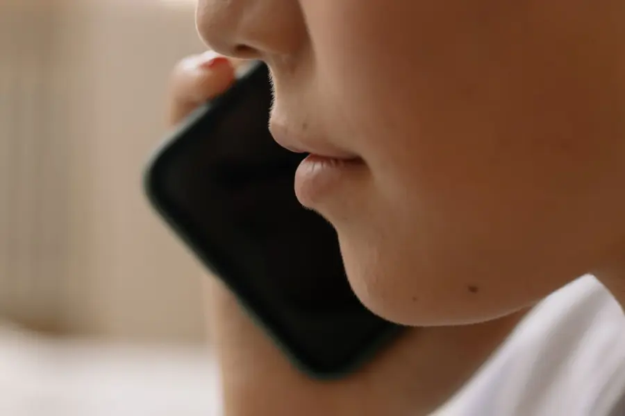 Insonnia e telefono: chi cerca conversazione nelle ore notturne e quali servizi rispondono