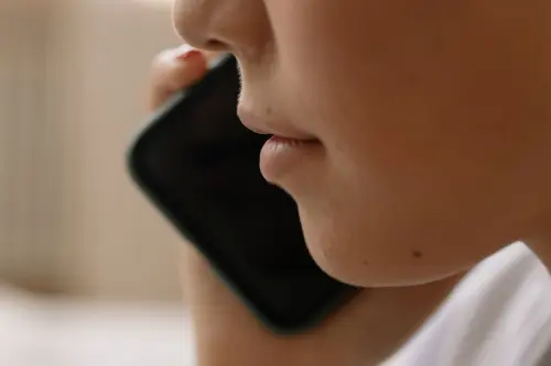 Insonnia e telefono: chi cerca conversazione nelle ore notturne e quali servizi rispondono